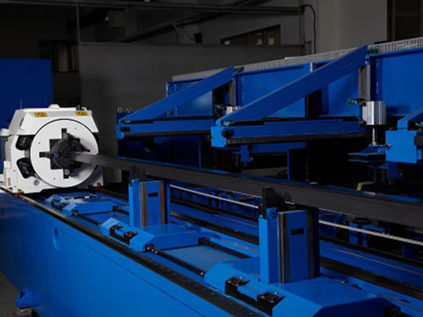 Видео FL-L1530FEHR-2000-D350-Raycus Лазерный станок для резки листового металла и труб со сменным столом и кабинетной защитой
