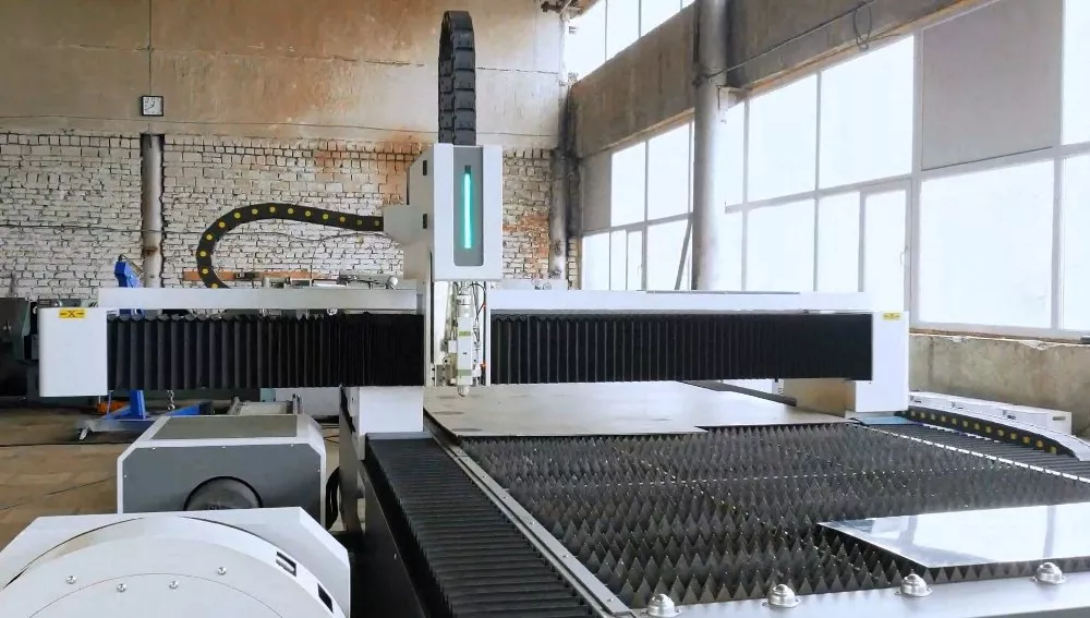 FL-L1560FR-2000-D220-IPG Лазерный станок для резки листового металла и труб