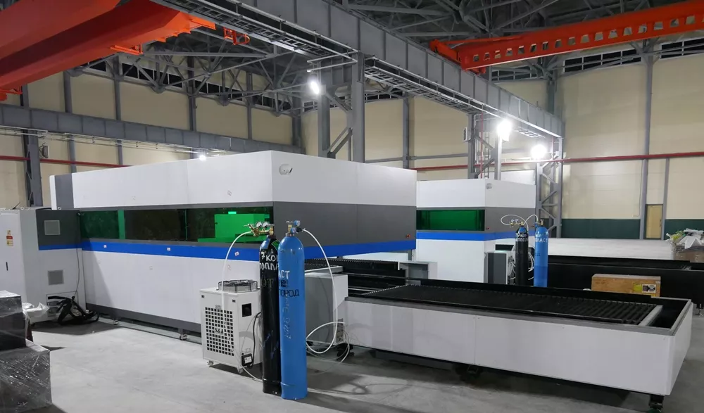 FL-L2060FEHR-3000-D220-Raycus Лазерный станок для резки листового металла и труб со сменным столом и кабинетной защитой