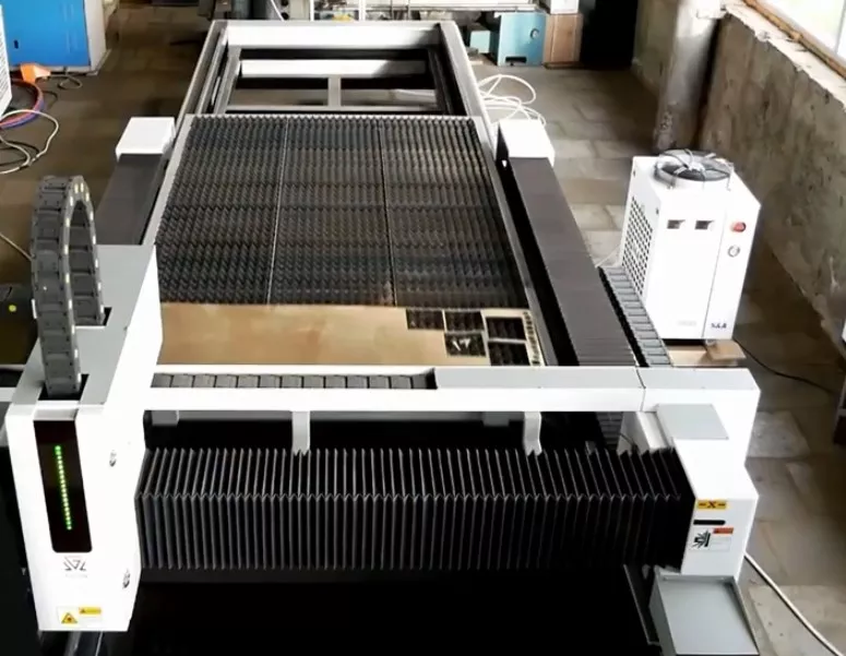 FL-L1530FER-1500-D220-Raycus Лазерный станок для резки листового металла и труб со сменным столом