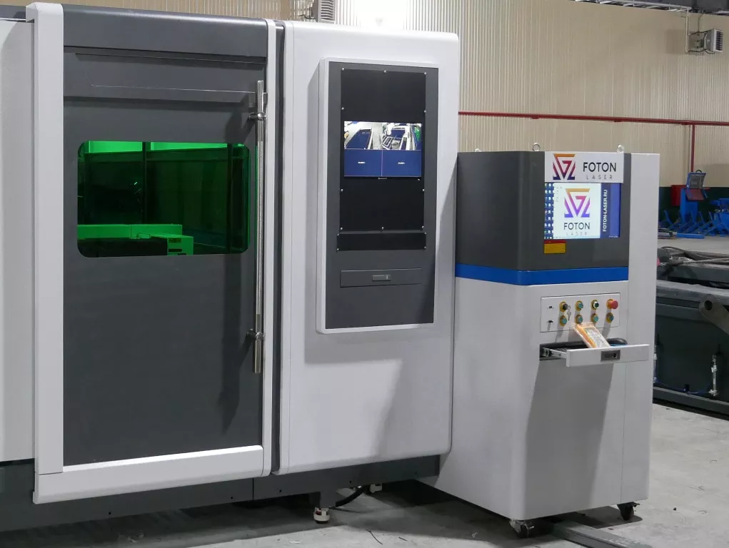 FL-L2060FHR-1000-D220-IPG Лазерный станок для резки листового металла и труб с кабинетной защитой