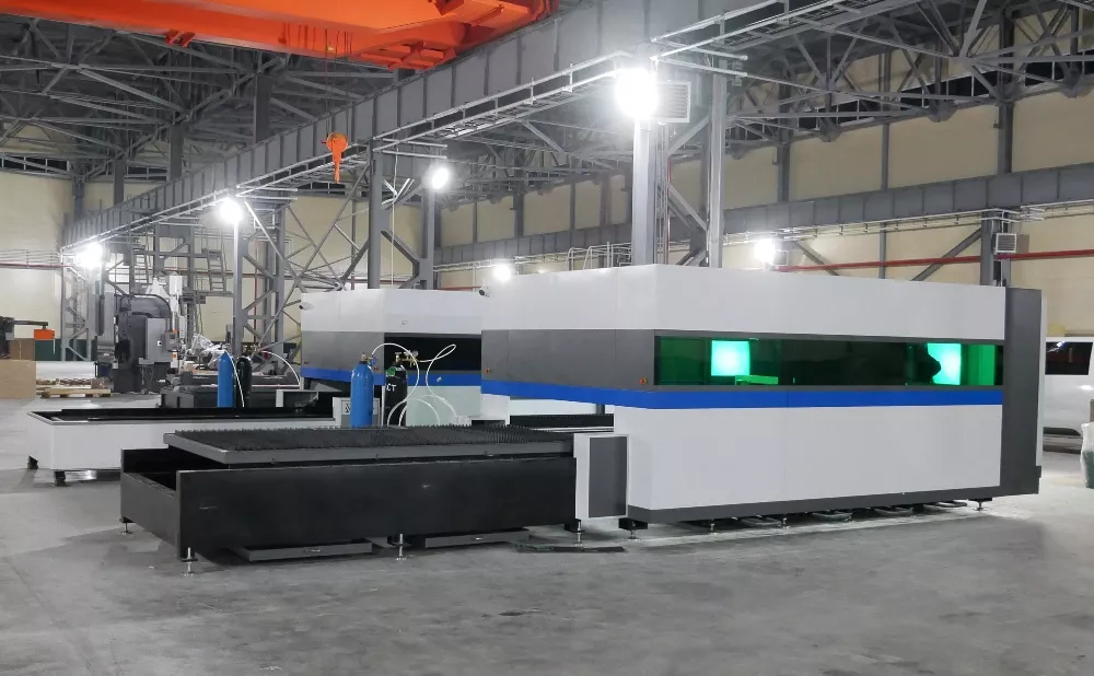FL-L1530FEHR-6000-D220-IPG Лазерный станок для резки листового металла и труб со сменным столом и кабинетной защитой