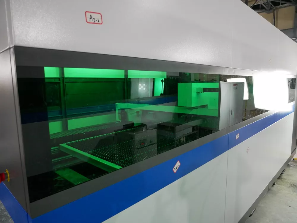 FL-L1530FHR-1000-D220-Raycus Лазерный станок для резки листового металла и труб с кабинетной защитой