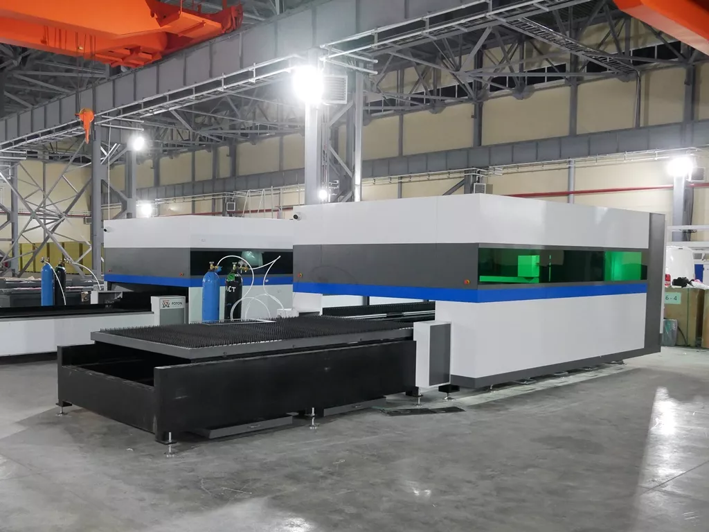 FL-L1530FEHR-3000-D350-Raycus Лазерный станок для резки листового металла и труб со сменным столом и кабинетной защитой