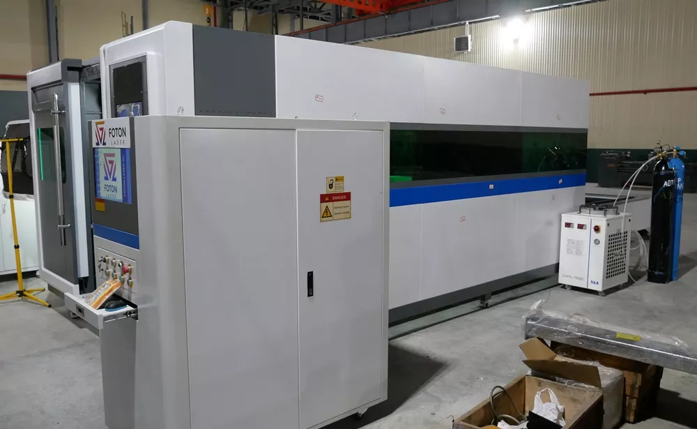 FL-L1560FHE-20000-Raycus Лазерный станок для резки листового металла с кабинетной защитой и сменным столом